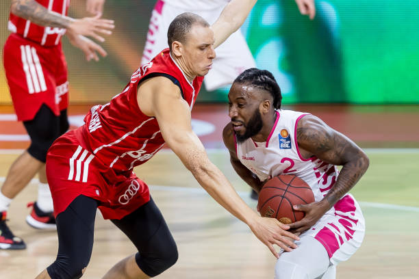 6笔签约震动NBA！独行侠续约东契奇同僚，湖人4年前拒签躺赢