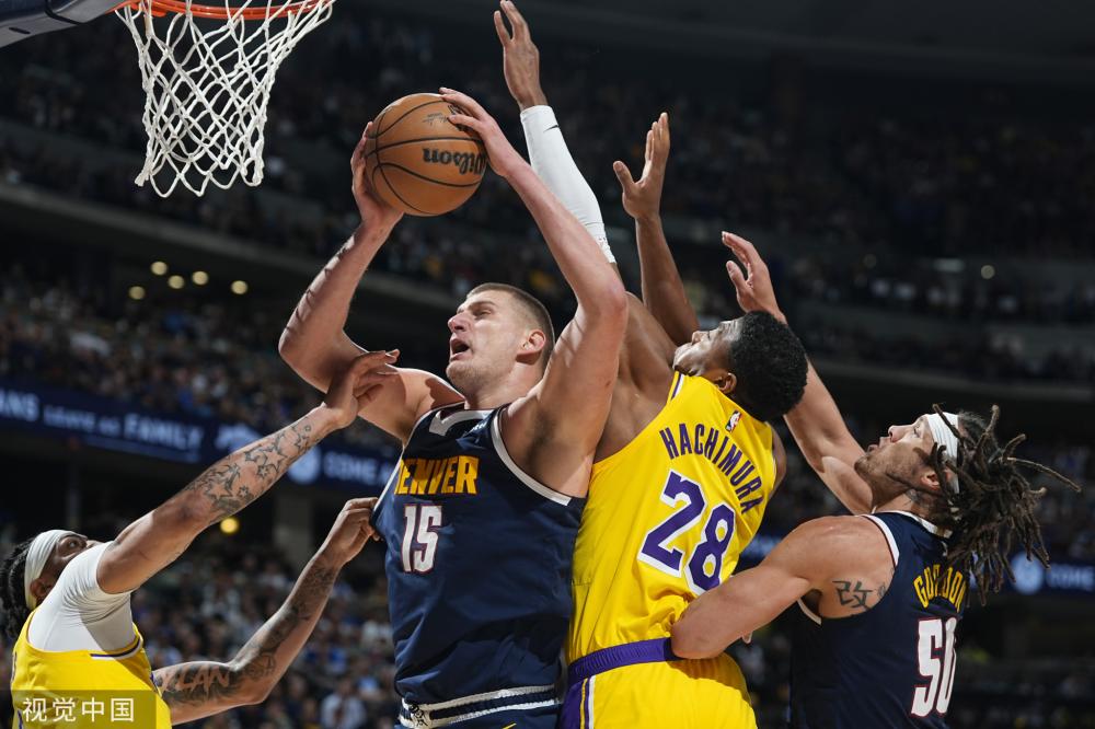 在门前等待 在门前等待