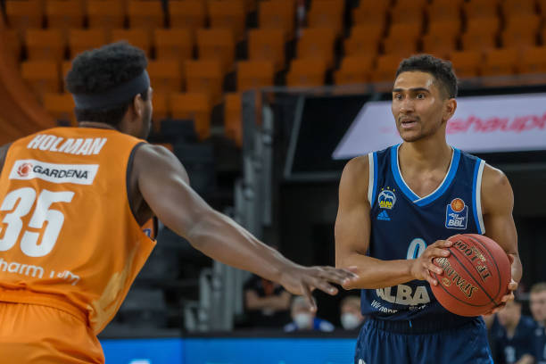 风格而闻名 风格而闻名